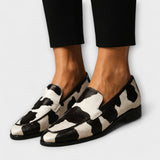 Bibiana™ | Mocasín con Estampado Vaca y Borlas