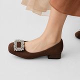 Casimira™ | Escarpín de Ante con Broche Joya y Tacón Bloque